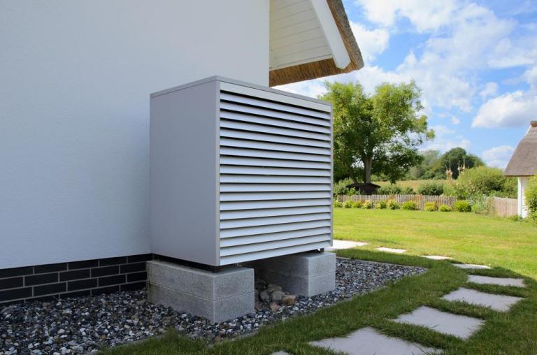 Installer une pompe à chaleur près de Firminy exige une étude précise